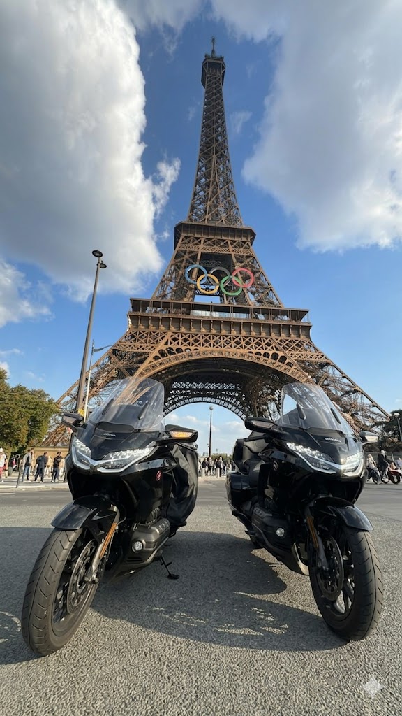 Taxis motos Motolead devant la Tour Eiffel